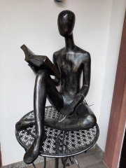 Die Lesende  ca. 80 cm hoch